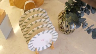 Güzel düzenlenmiş yemek tabakları şık bir iç dekorun altını çiziyor..