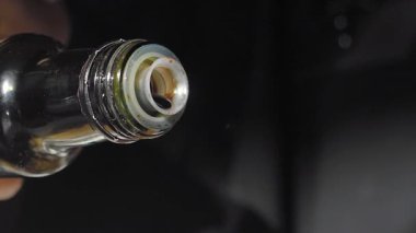 bir şişe zeytinyağı dökerek ,