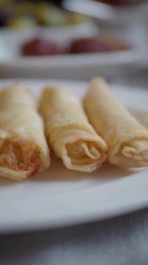 Lezzetli malzemelerle dolu üç rulo mutfak yaratıcılığını gösteriyor..