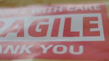 Hassas işaretli paketin yakın görünümü ve dikkat talimatları görünür