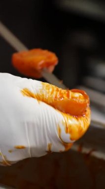 Eldiven giyip şişte yemek pişirirdim..