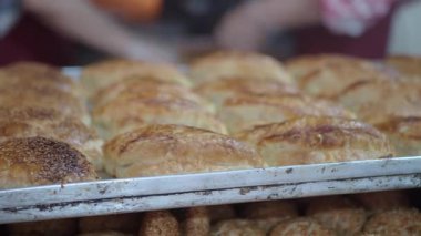 Sıcak hamur işleri sergileniyor, yerel bir pastanede müşterileri cezbediyor..