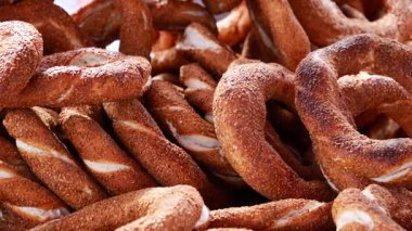 Sıcak, altın krakerler servis edilir, herkesi tadını çıkarmaya davet eder..