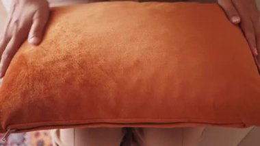 Ellerini yastığa koy. .