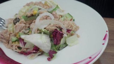 Taze sebze ve sebzeli lezzetli bir ton balığı salatası servis edilir..