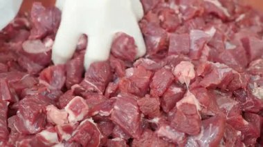 Çiğ et parçaları çeşitli pişirme yöntemleri ve tarifleri için düzenlenir..