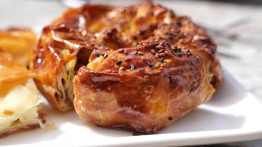 Güneşli bir günde tatlı malzemelerle dolu lezzetli bir pastanın tadını çıkar..