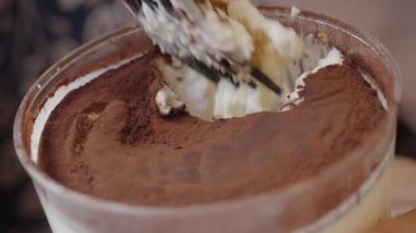 Krem şantili lezzetli bir tatlının tadını çıkarıyorum..