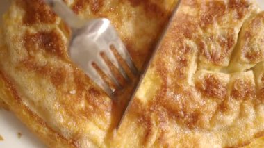 İspanya 'da taze bir tortilla kesilen çatal ve bıçağın tadını çıkarın..