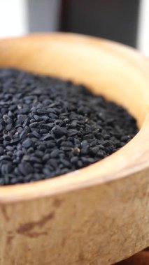 Masadaki siyah kimyon tohumu yağı ,