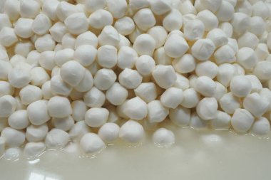 Beyaz peynir topları bir araya toplanmış, lezzetli yemekler için ideal..