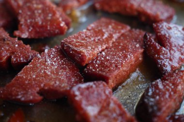 Yumuşak et parçaları sıcak tavada cızırdar, iştah açıcı aromalar yayar..