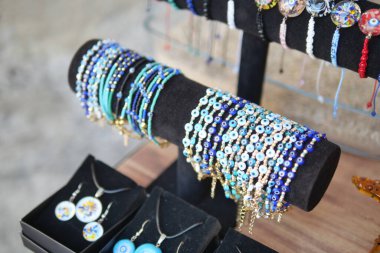 Renkli bilezikler yerel bir pazarda düzgün bir şekilde sergileniyor.