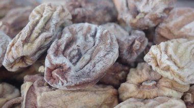 Yerel bir pazarda kurutulmuş meyve aralıklarını araştırmak, dokuları sergilemek..