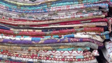 Fas 'taki bir pazarda canlı tekstil yığınları halinde düzenlenir..