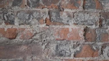 Yıpranmayı ve paslanmayı gösteren eski tuğla duvara yakından bakın..