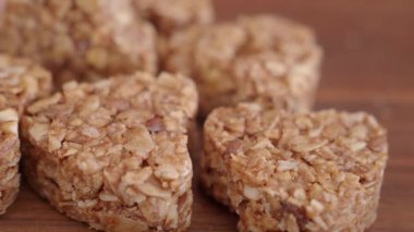 Kalp şeklinde yulaf ezmesi sağlıklı malzemelerle yapılır. Atıştırmalıklar için birebirdir..