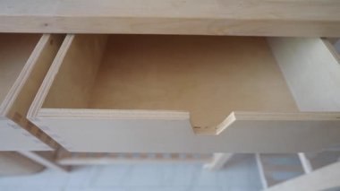 Modern mobilyaların boş ahşap çekmecesinin yakın çekim görüntüsü.