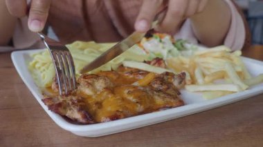 Öğle yemeğinde kızarmış tavuk, yanında makarna ve patates kızartması..