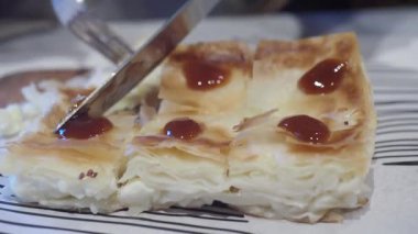 Yerel bir kafede lezzetli bir Türk Borek 'i.