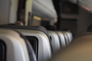 Bir uçağın içinde, yolcuların kalkmak için koltukları hizalanmıştır..