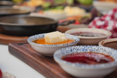 Tabaklarda sunulan çeşitli baharatlar, yemek deneyimini arttırır..