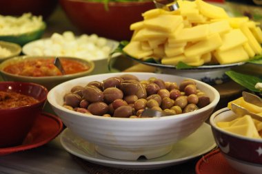 Renkli zeytin, peynir ve diğer taze adaklar sergilenecek..