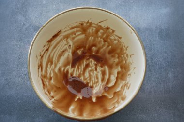 Kasede son zamanlardaki pişirme faaliyetlerini ve hazırlıklarını gösteren çikolata kalıntıları var..