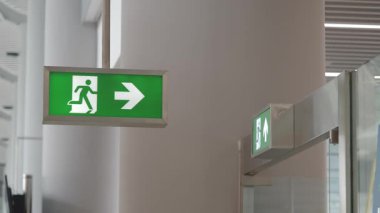 Halka açık alanlarda insanları güvenli bir yere yönlendiren açık çıkış işaretleri.