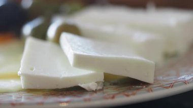 Zeytinli beyaz peynirin tadını çıkarın..