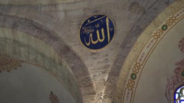 Karmaşık el yazısı, kültürel mirası ön plana çıkaran bir cami kubbesini süslüyor..