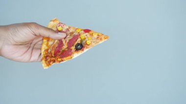 Arkadaşlar sıradan bir buluşma sırasında lezzetli pizza dilimlerini paylaşıyorlar..