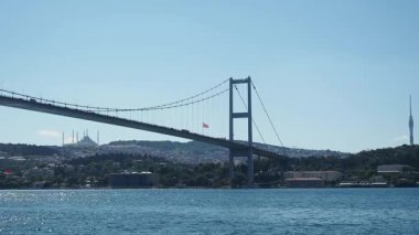 Istanbuls siluetine karşı bir köprünün etkileyici mimarisini izle.