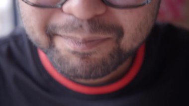 Patates püresi yiyen bir adamın yakın çekimi..