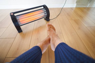 Elektrikli ısıtıcının önünde rahat rahat ayaklar..