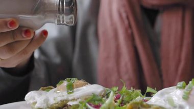 Yemeği tuzlukla çeşnilendiren kişi.