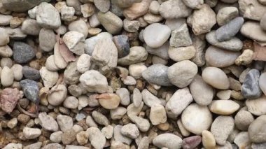 Düşen ve istiflenmiş çakıl taşlarına yakın çekim.