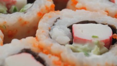 Taze malzemeler ve özenle hazırlanmış lezzetli yengeç dürümleri..