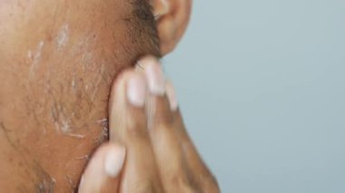 Susuzluk ve bakım için yüz derisine krem sür..