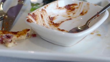 Lezzetli yemekler yerel bir kafede yenmiş, tabakta sadece kalıntılar kalmış..