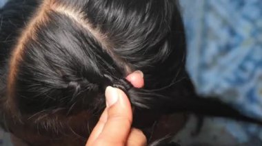 Yakın plan çekimler koyu renk saçlar..