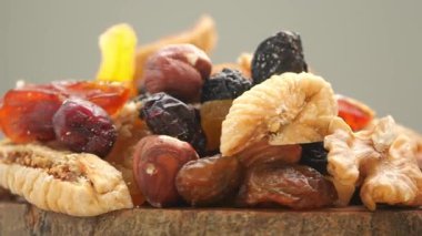 Kurutulmuş meyve ve fındık karışımının canlı bir karışımını keşfedin. Atıştırmalıklar için her zaman mükemmel..