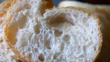 Taze pişmiş ekmeğin hoş dokusunu ve aromasını keşfedin..