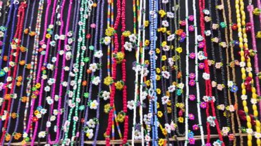 Yerel pazarda sergilenen el yapımı boncuklu kolyeler ve aksesuarlar..