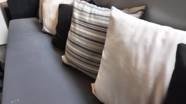 Rahat bir kanepe çeşitli dekoratif yastıklarla süslenir..