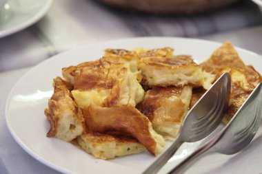 Taze pişmiş lezzetli hamur işleri bir tabakta zevke hazır..