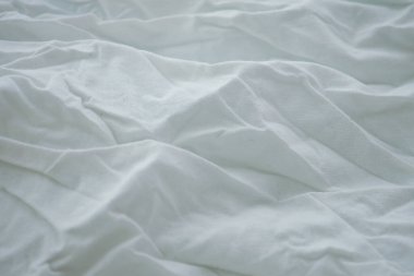 Buruşuk beyaz kumaş yumuşak, davetkar bir doku yaratır..