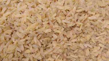 Büyük bir konteynırda kahverengi pirincin yakın çekimi. .