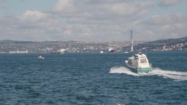 Istanbuls Limanı 'nda su üzerinde hareket eden teknelerin keyfini çıkarın..