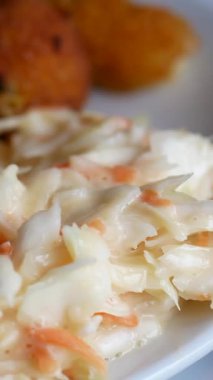 Kızarmış muzlu kremalı lahana salatasının tadını çıkar..